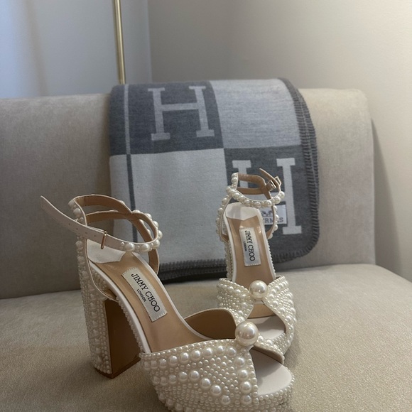 COPY Jimmy Choo Ivory Pearl Embellished Heels - Picture 2 of 7